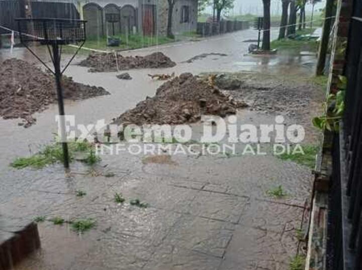 Imagen de Las precipitaciones agravan el estado de calle Vacarezza al 800 debido a la demora en las obras de adoquinado