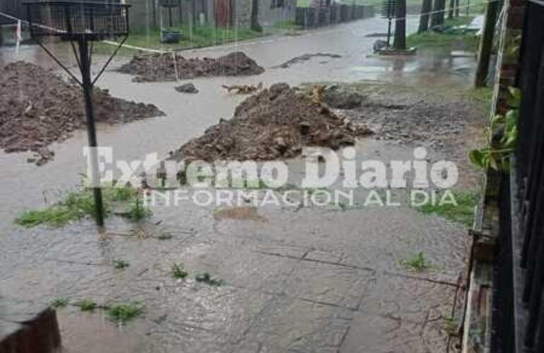 Imagen de Las precipitaciones agravan el estado de calle Vacarezza al 800 debido a la demora en las obras de adoquinado