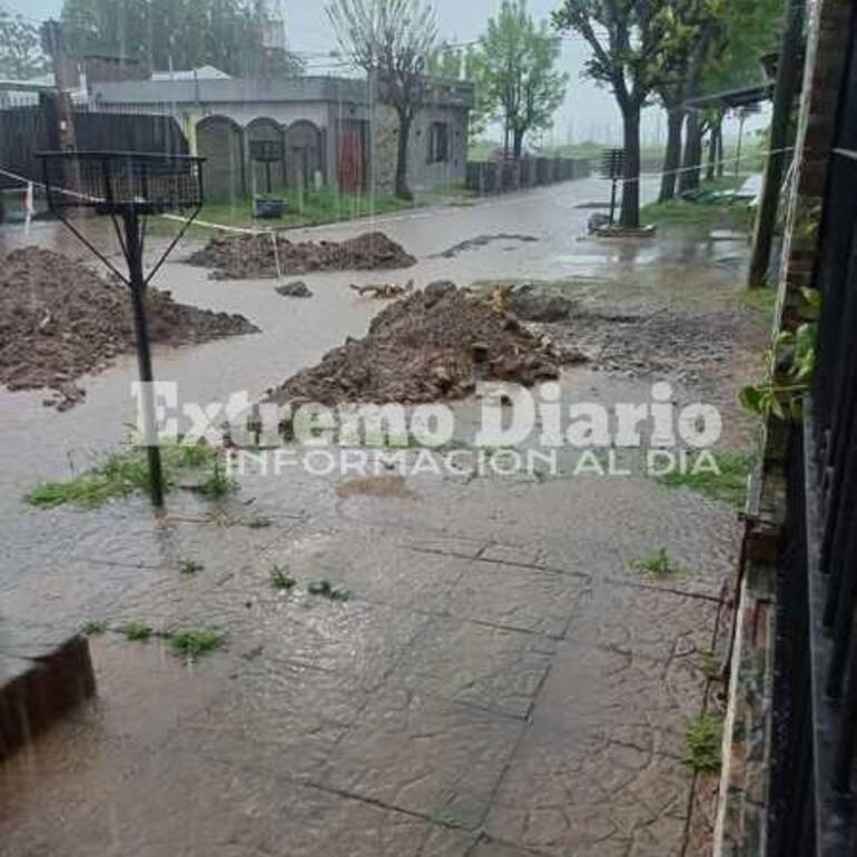 Imagen de Las precipitaciones agravan el estado de calle Vacarezza al 800 debido a la demora en las obras de adoquinado