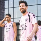 Messi, con una sonrisa en su rostro, junto a sus amigos como el uruguayo Luis Su&aacute;rez, Rodrigo De Paul y sus compa&ntilde;eros de equipo