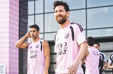 Messi, con una sonrisa en su rostro, junto a sus amigos como el uruguayo Luis Su&aacute;rez, Rodrigo De Paul y sus compa&ntilde;eros de equipo