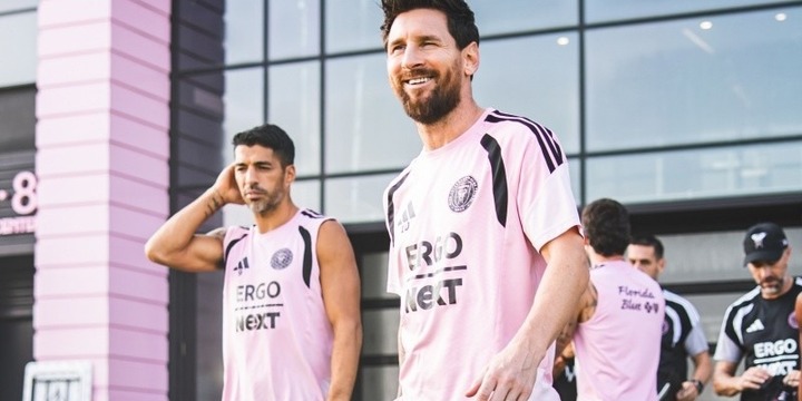 Messi, con una sonrisa en su rostro, junto a sus amigos como el uruguayo Luis Su&aacute;rez, Rodrigo De Paul y sus compa&ntilde;eros de equipo