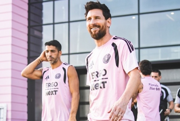 Messi, con una sonrisa en su rostro, junto a sus amigos como el uruguayo Luis Su&aacute;rez, Rodrigo De Paul y sus compa&ntilde;eros de equipo