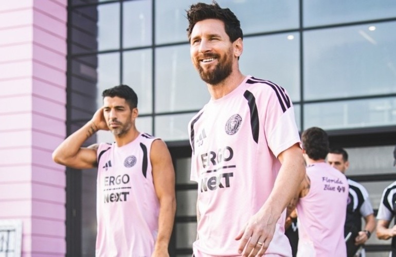 Messi, con una sonrisa en su rostro, junto a sus amigos como el uruguayo Luis Su&aacute;rez, Rodrigo De Paul y sus compa&ntilde;eros de equipo