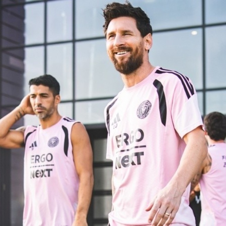 Messi, con una sonrisa en su rostro, junto a sus amigos como el uruguayo Luis Su&aacute;rez, Rodrigo De Paul y sus compa&ntilde;eros de equipo