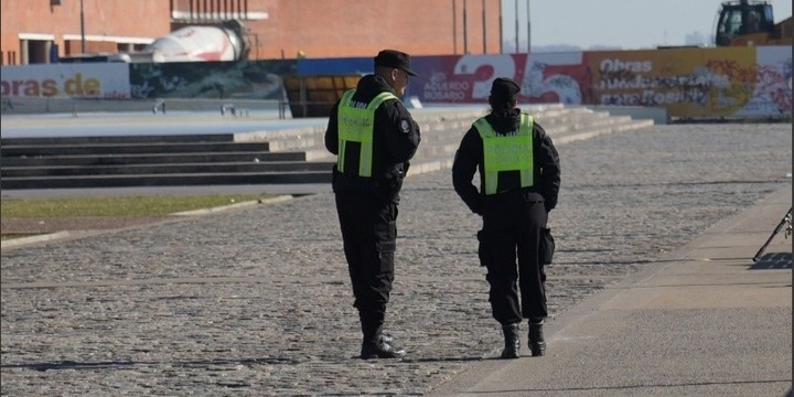 Imagen de M&aacute;s de 240 polic&iacute;as retirados se anotaron para volver a custodiar hospitales y otros espacios p&uacute;blicos