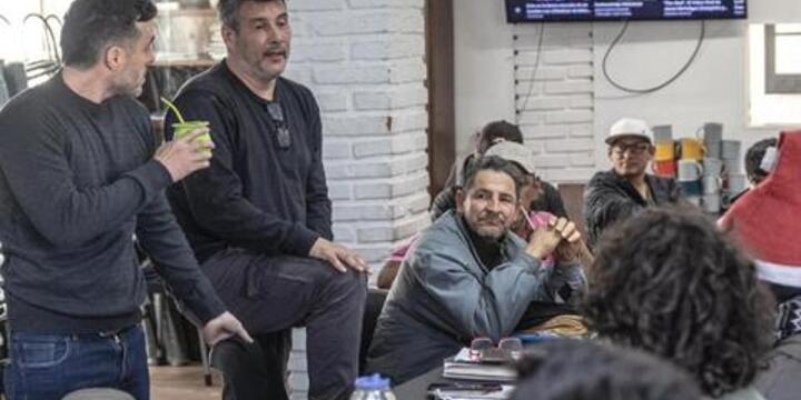 Imagen de Se presenta "Historias de Refugio" en la Feria del Libro de Rosario: un proyecto de inclusi&oacute;n coordinado por el escritor arroyense Dami&aacute;n Andreoli