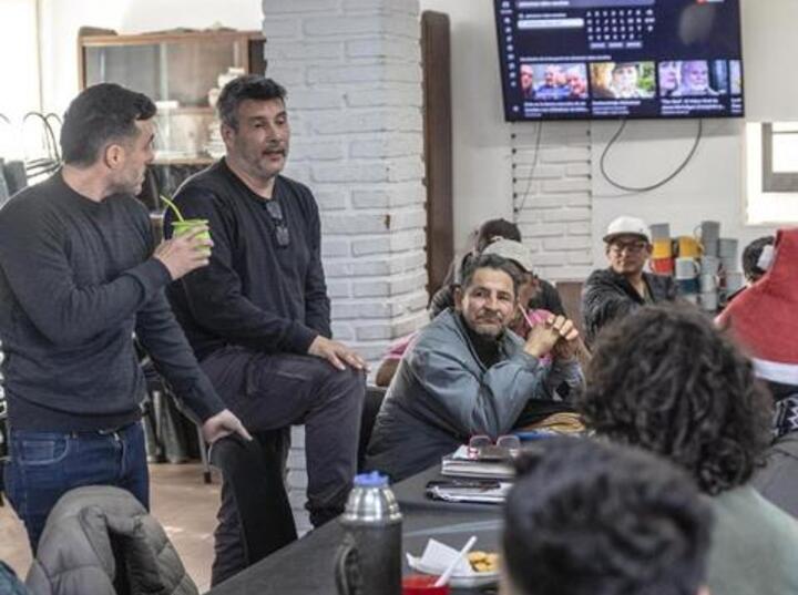 Imagen de Se presenta "Historias de Refugio" en la Feria del Libro de Rosario: un proyecto de inclusi&oacute;n coordinado por el escritor arroyense Dami&aacute;n Andreoli