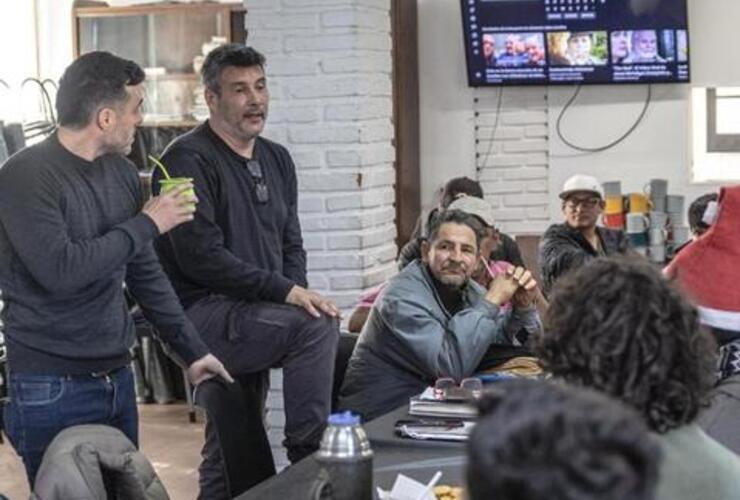 Imagen de Se presenta "Historias de Refugio" en la Feria del Libro de Rosario: un proyecto de inclusi&oacute;n coordinado por el escritor arroyense Dami&aacute;n Andreoli