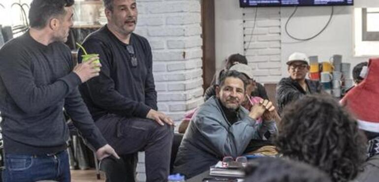 Imagen de Se presenta "Historias de Refugio" en la Feria del Libro de Rosario: un proyecto de inclusi&oacute;n coordinado por el escritor arroyense Dami&aacute;n Andreoli