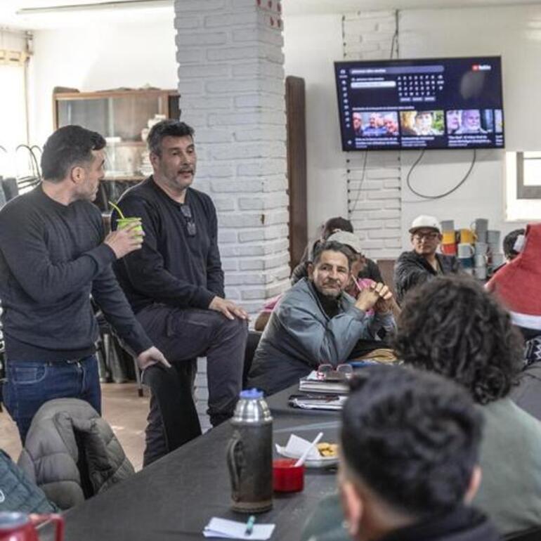Imagen de Se presenta "Historias de Refugio" en la Feria del Libro de Rosario: un proyecto de inclusi&oacute;n coordinado por el escritor arroyense Dami&aacute;n Andreoli
