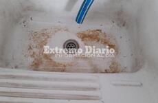 Imagen de Vecinos de calle Col&oacute;n denuncian que el agua sale con arena y part&iacute;culas de suciedad