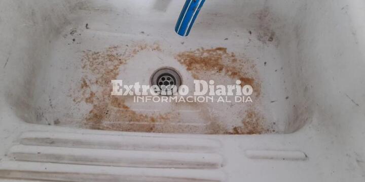 Imagen de Vecinos de calle Colón denuncian que el agua sale con arena y partículas de suciedad Imagen de Vecinos de calle Colón denuncian que el agua sale con arena y partículas de suciedad