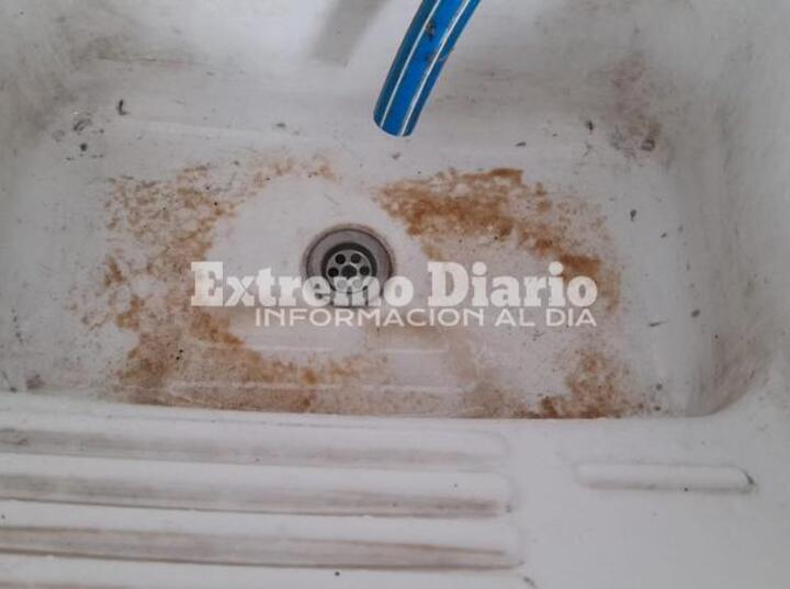 Imagen de Vecinos de calle Col&oacute;n denuncian que el agua sale con arena y part&iacute;culas de suciedad