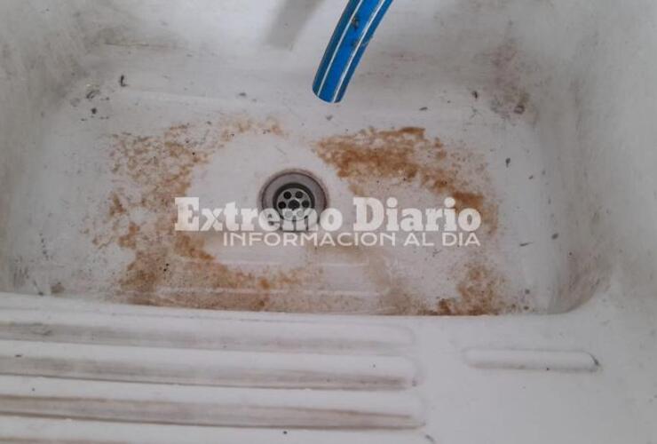 Imagen de Vecinos de calle Col&oacute;n denuncian que el agua sale con arena y part&iacute;culas de suciedad