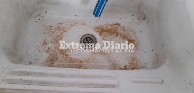Imagen de Vecinos de calle Col&oacute;n denuncian que el agua sale con arena y part&iacute;culas de suciedad