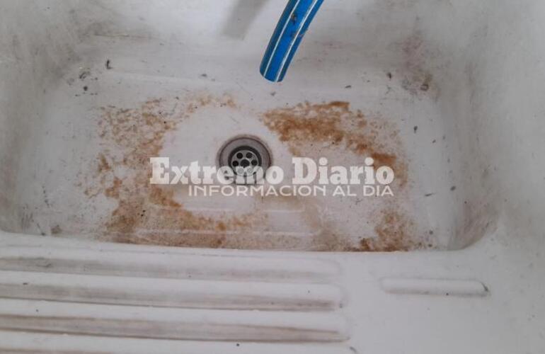 Imagen de Vecinos de calle Col&oacute;n denuncian que el agua sale con arena y part&iacute;culas de suciedad