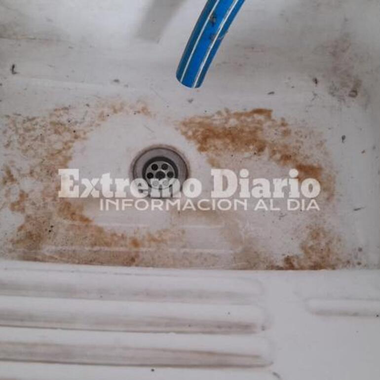 Imagen de Vecinos de calle Col&oacute;n denuncian que el agua sale con arena y part&iacute;culas de suciedad