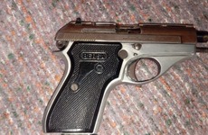 La Polic&iacute;a secuestr&oacute; una pistola Bersa calibre 22 en el lugar. (Foto: cortes&iacute;a/TN).