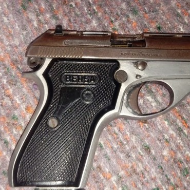 La Polic&iacute;a secuestr&oacute; una pistola Bersa calibre 22 en el lugar. (Foto: cortes&iacute;a/TN).