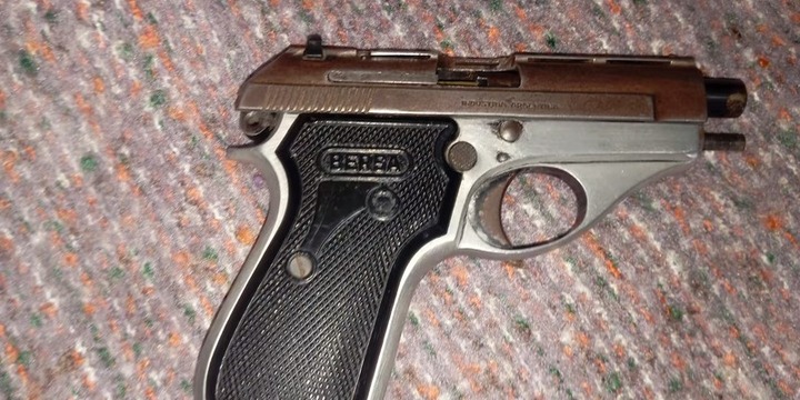 La Polic&iacute;a secuestr&oacute; una pistola Bersa calibre 22 en el lugar. (Foto: cortes&iacute;a/TN).