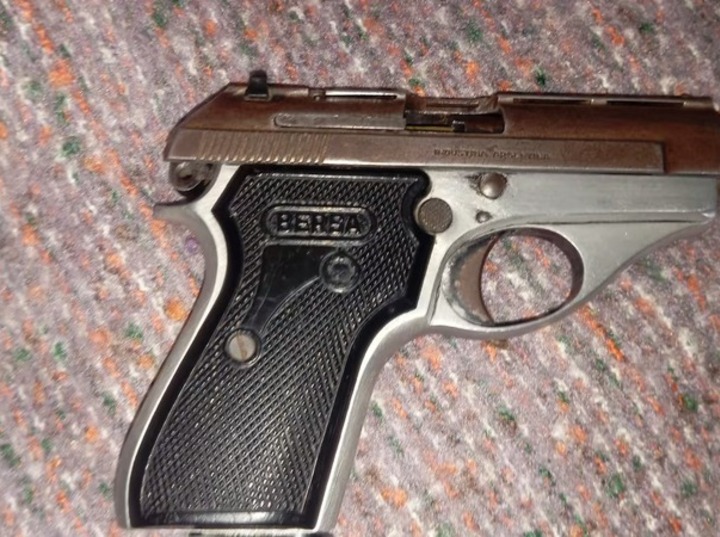 La Polic&iacute;a secuestr&oacute; una pistola Bersa calibre 22 en el lugar. (Foto: cortes&iacute;a/TN).