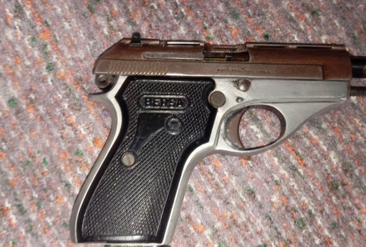 La Polic&iacute;a secuestr&oacute; una pistola Bersa calibre 22 en el lugar. (Foto: cortes&iacute;a/TN).