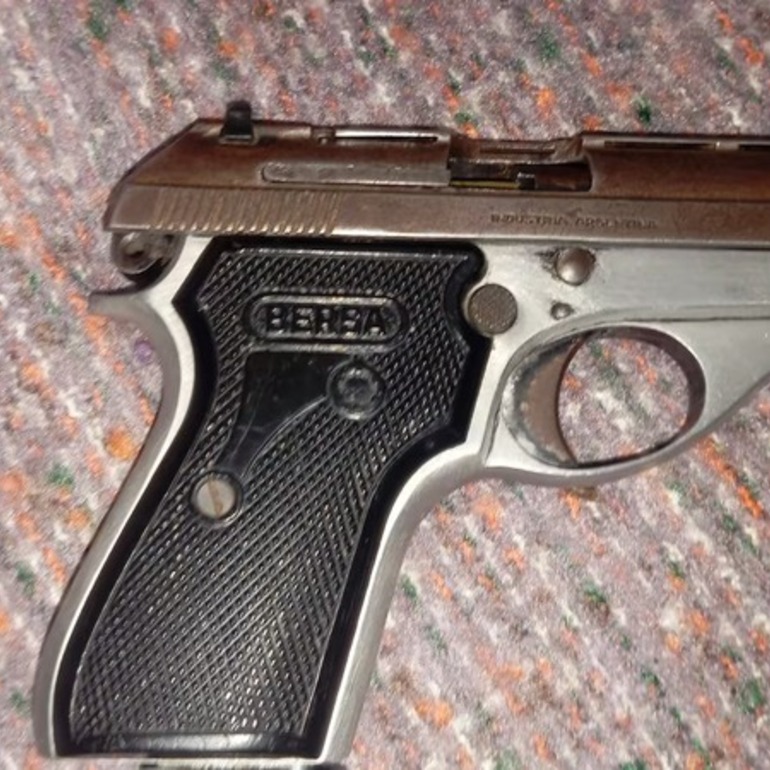 La Polic&iacute;a secuestr&oacute; una pistola Bersa calibre 22 en el lugar. (Foto: cortes&iacute;a/TN).