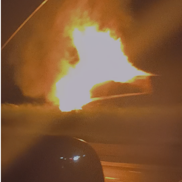 Imagen de Se incendi&oacute; un autom&oacute;vil en la banquina de la Ruta 9 a la altura de General Lagos