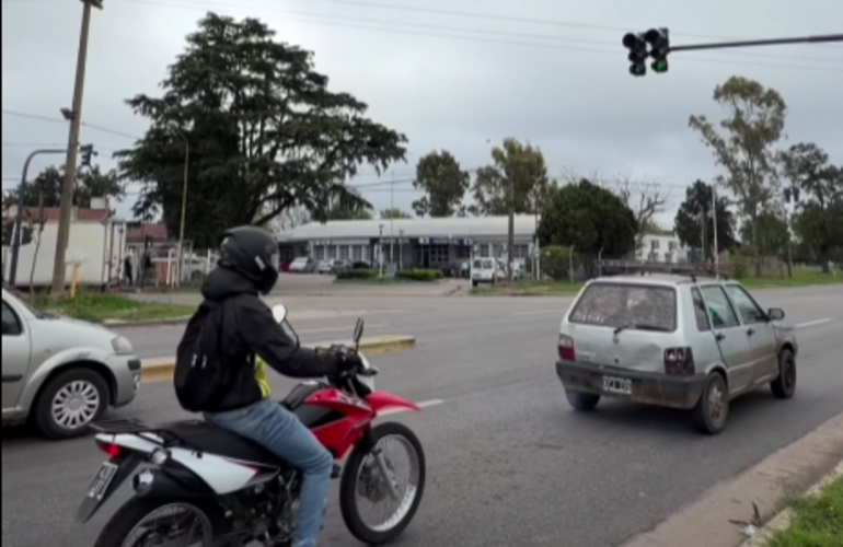 Imagen de Habilitaron el sem&aacute;foro sobre Ruta 21 frente al SAMCo N.&deg; 50 y avanzan las obras viales en los accesos de la ciudad