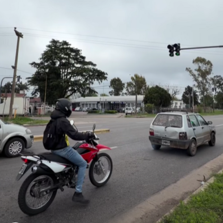 Imagen de Habilitaron el sem&aacute;foro sobre Ruta 21 frente al SAMCo N.&deg; 50 y avanzan las obras viales en los accesos de la ciudad