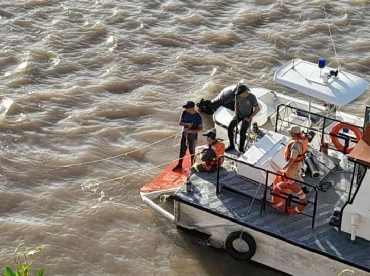 Imagen de Intensa b&uacute;squeda de tres hombres que cayeron al r&iacute;o Paran&aacute; a la altura de Fray Luis Beltr&aacute;n