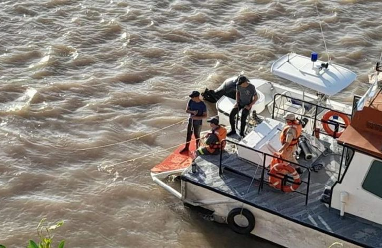 Imagen de Intensa b&uacute;squeda de tres hombres que cayeron al r&iacute;o Paran&aacute; a la altura de Fray Luis Beltr&aacute;n
