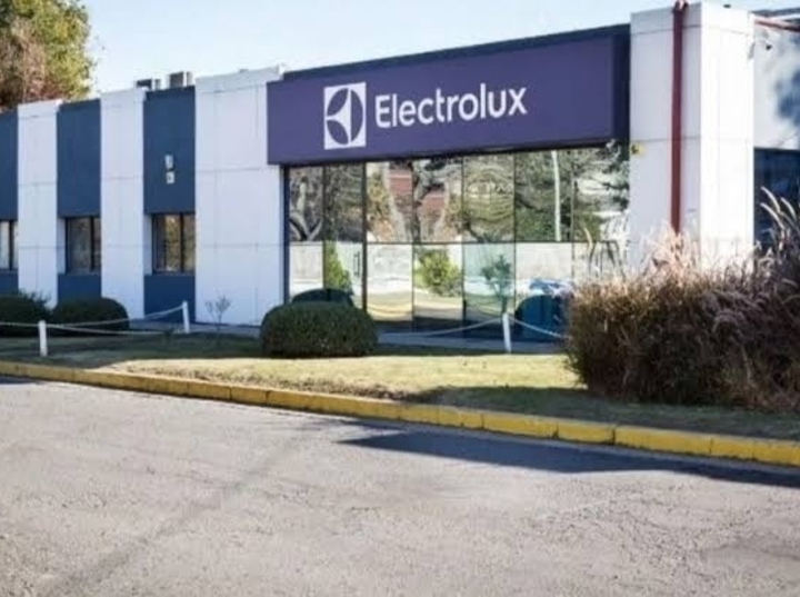 Imagen de Electrolux cerr&oacute; su planta en Rosario y acord&oacute; indemnizaciones para 200 trabajadores