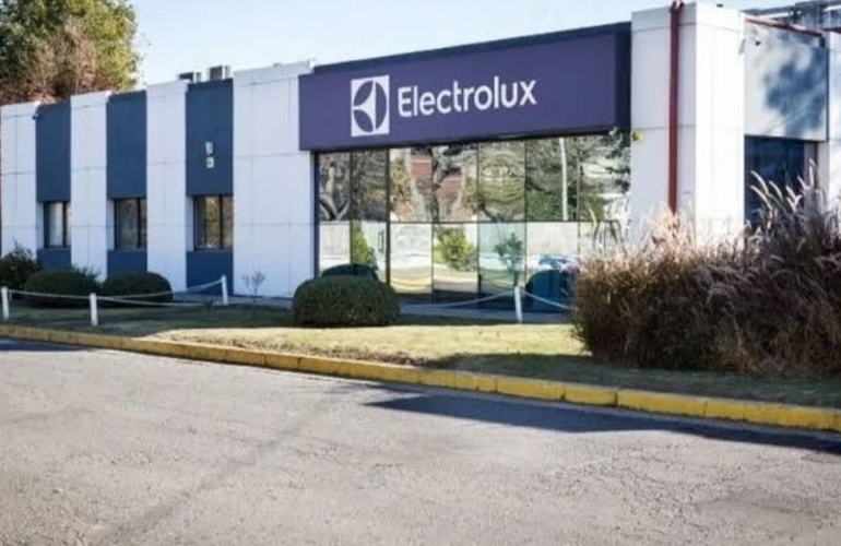 Imagen de Electrolux cerr&oacute; su planta en Rosario y acord&oacute; indemnizaciones para 200 trabajadores