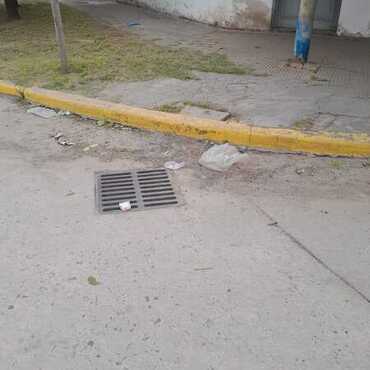 Imagen de Reclamo vecinal en la intersecci&oacute;n de San Mart&iacute;n y Cardozo por falta de limpieza en desag&uuml;es y riesgo de inundaci&oacute;n