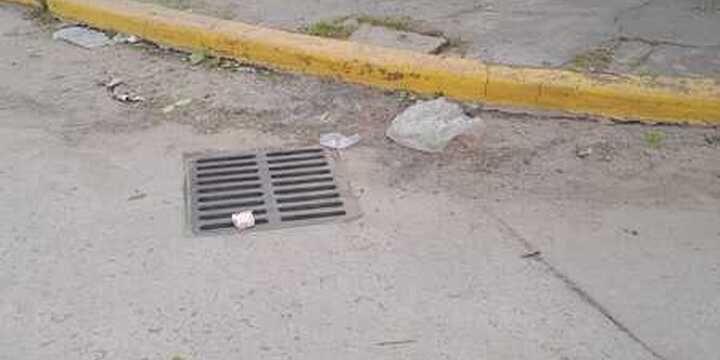 Imagen de Reclamo vecinal en la intersecci&oacute;n de San Mart&iacute;n y Cardozo por falta de limpieza en desag&uuml;es y riesgo de inundaci&oacute;n