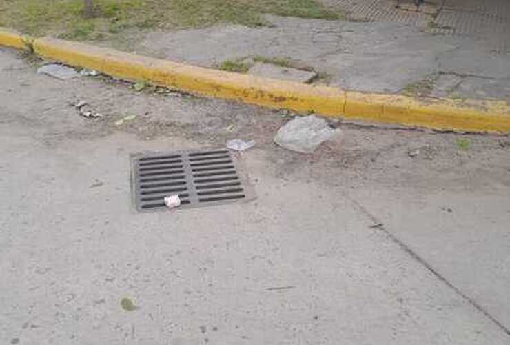 Imagen de Reclamo vecinal en la intersecci&oacute;n de San Mart&iacute;n y Cardozo por falta de limpieza en desag&uuml;es y riesgo de inundaci&oacute;n