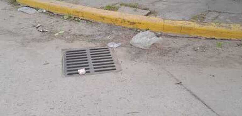 Imagen de Reclamo vecinal en la intersecci&oacute;n de San Mart&iacute;n y Cardozo por falta de limpieza en desag&uuml;es y riesgo de inundaci&oacute;n