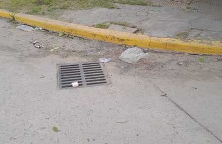 Imagen de Reclamo vecinal en la intersecci&oacute;n de San Mart&iacute;n y Cardozo por falta de limpieza en desag&uuml;es y riesgo de inundaci&oacute;n