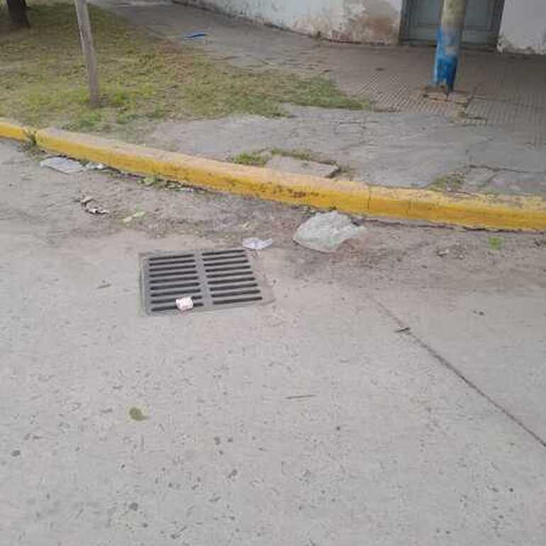 Imagen de Reclamo vecinal en la intersecci&oacute;n de San Mart&iacute;n y Cardozo por falta de limpieza en desag&uuml;es y riesgo de inundaci&oacute;n