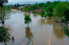 Imagen de Crecida del r&iacute;o Paran&aacute;: el agua rompi&oacute; las defensas y avanza sobre zonas urbanas en Paso de la Patria