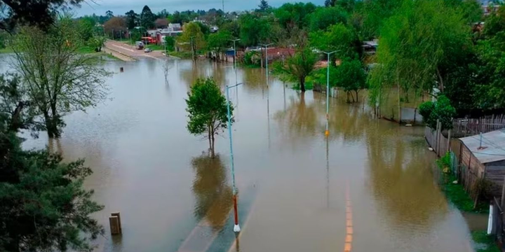 Imagen de Crecida del r&iacute;o Paran&aacute;: el agua rompi&oacute; las defensas y avanza sobre zonas urbanas en Paso de la Patria