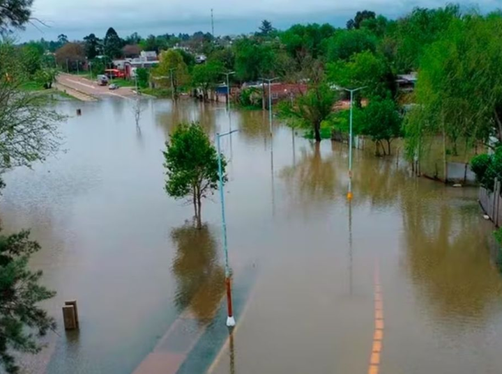 Imagen de Crecida del r&iacute;o Paran&aacute;: el agua rompi&oacute; las defensas y avanza sobre zonas urbanas en Paso de la Patria