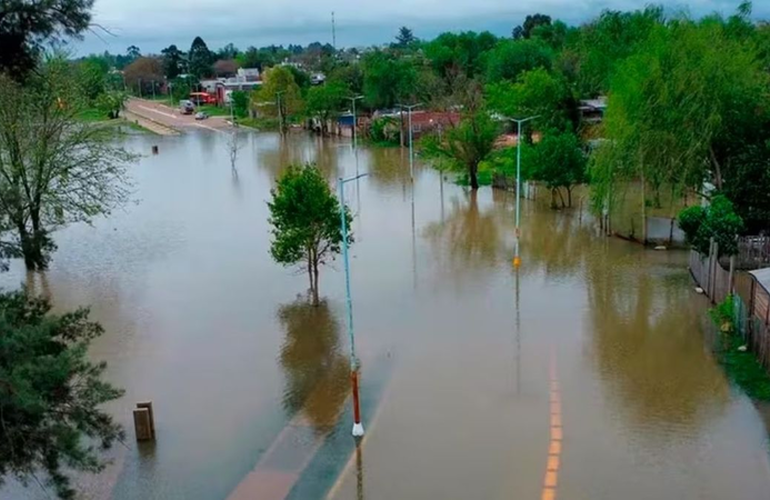 Imagen de Crecida del r&iacute;o Paran&aacute;: el agua rompi&oacute; las defensas y avanza sobre zonas urbanas en Paso de la Patria