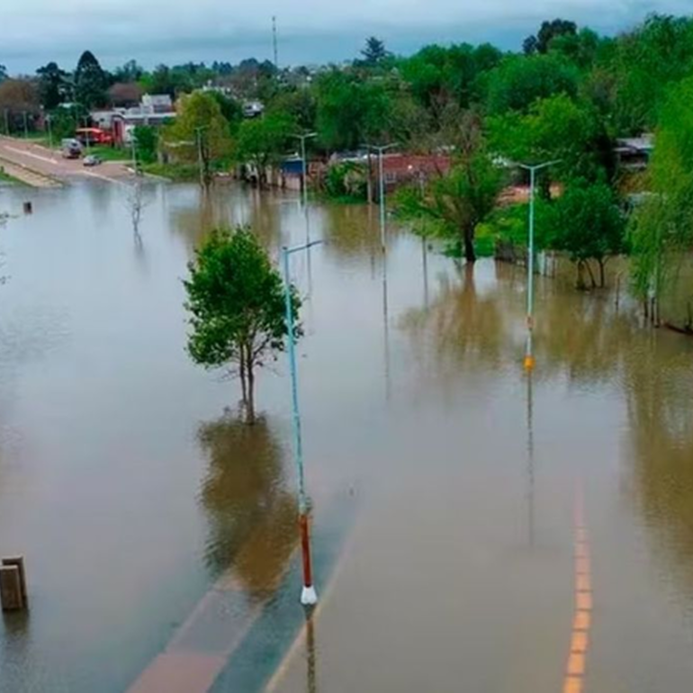 Imagen de Crecida del r&iacute;o Paran&aacute;: el agua rompi&oacute; las defensas y avanza sobre zonas urbanas en Paso de la Patria