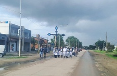 La procesi&oacute;n en el acceso autopista en la tarde de este domingo.