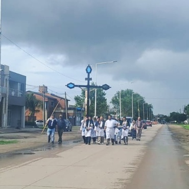 La procesi&oacute;n en el acceso autopista en la tarde de este domingo.