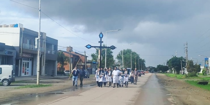 La procesión en el acceso autopista en la tarde de este domingo. La procesión en el acceso autopista en la tarde de este domingo.