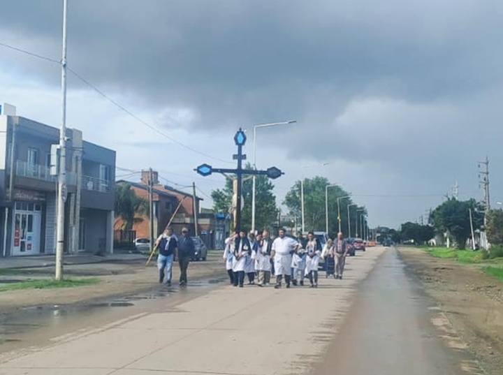 La procesi&oacute;n en el acceso autopista en la tarde de este domingo.